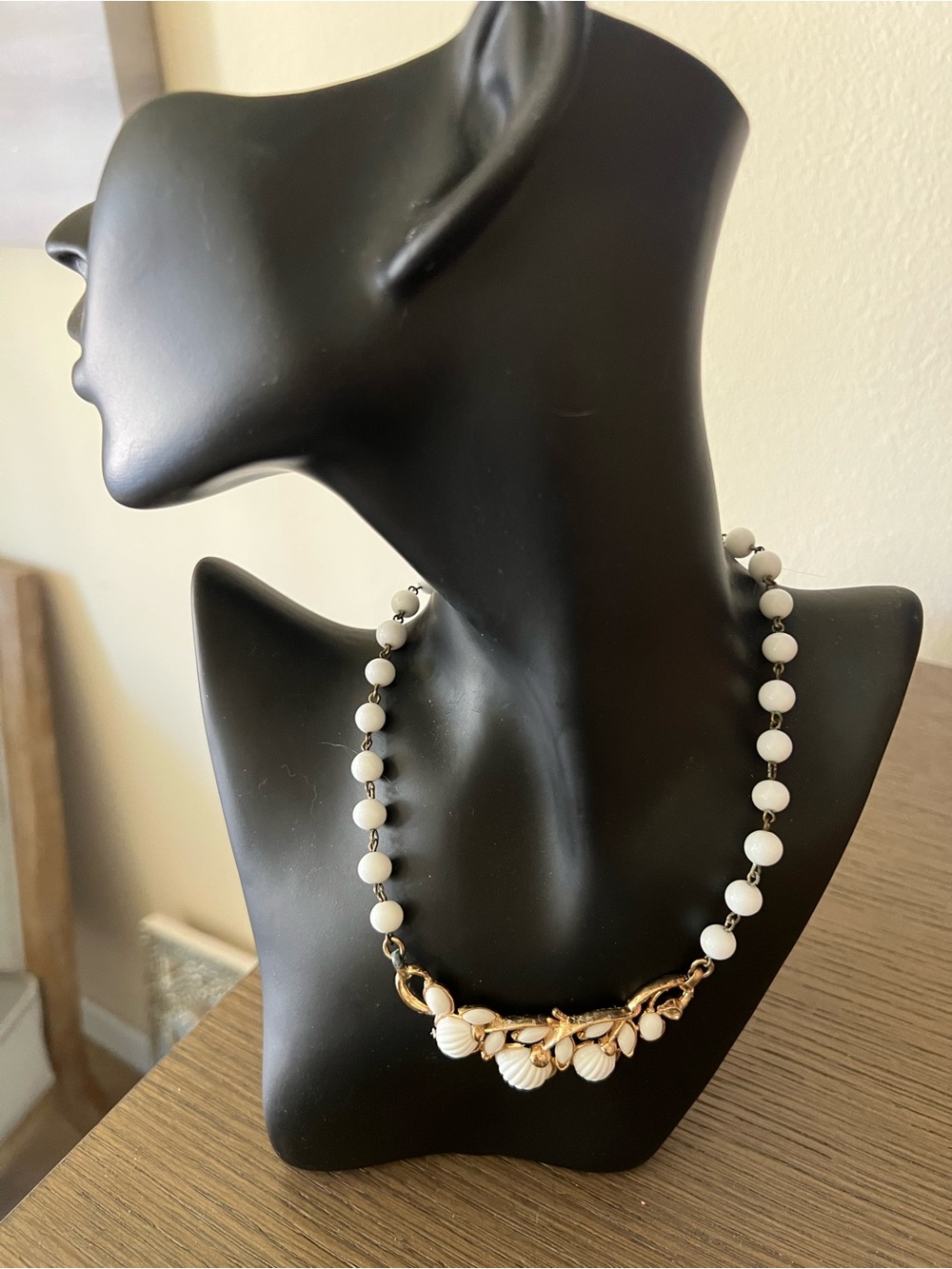 🌹Vintage Elegant White Bead and Gold Statement Necklace